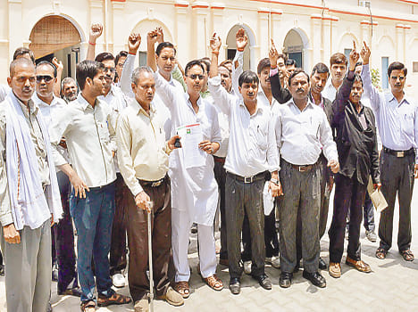  BJP members shouted slogans at the Collectorate