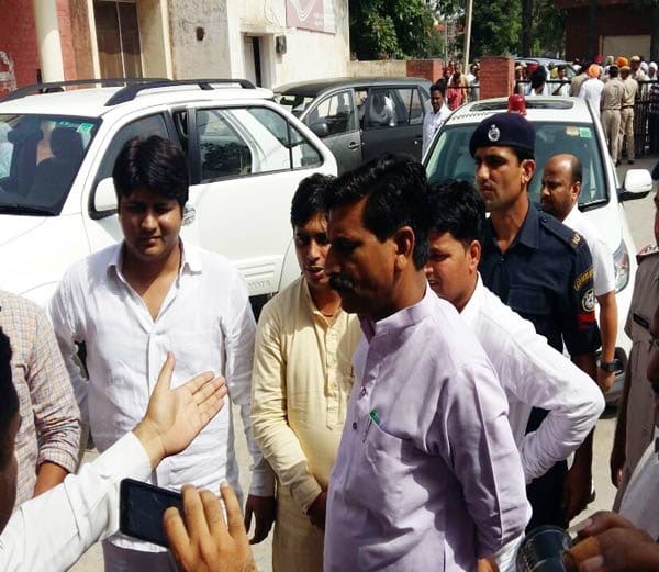 bjp state minister krishan bedi brutally beated media person in pehowa of kurukshetra 