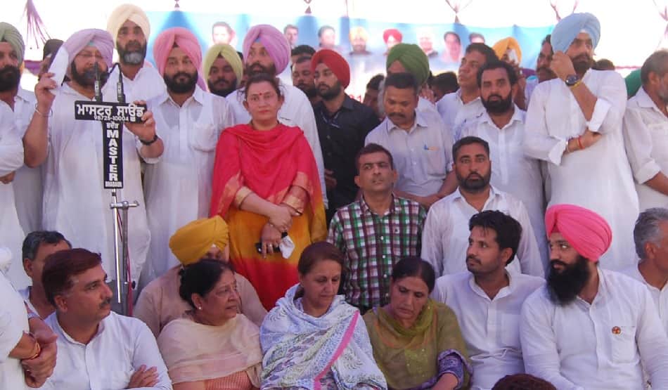 clash in congress groups in front of captain amarinder singh, organically