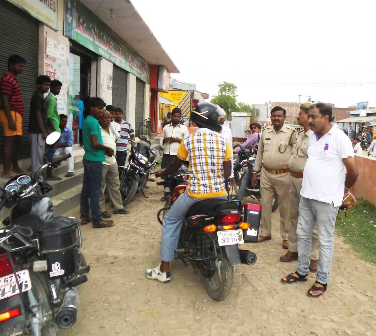 Cash, half a dozen mobile looted
