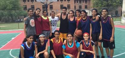 हाफ गर्लफ्रेंड की शूटिंग में काम कर रहे डीयू के बच्चे