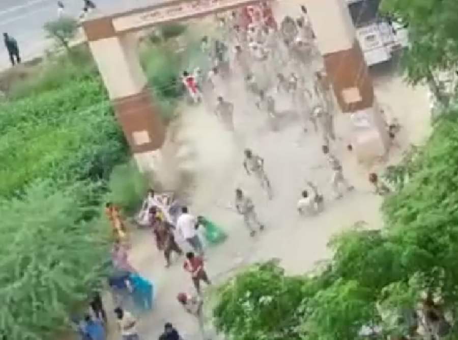 शिक्षकों पर लाठीचार्ज