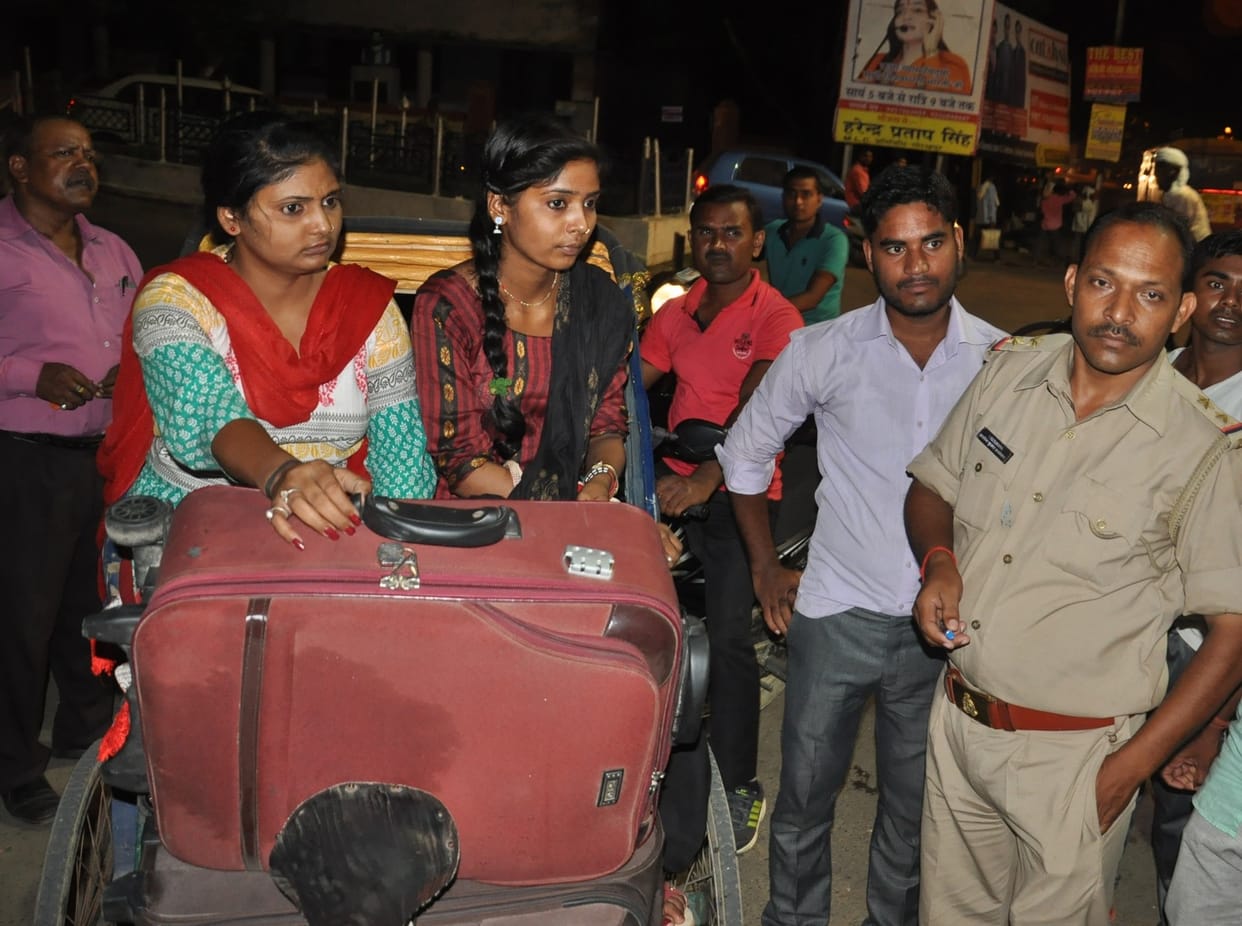 purse of girl was looted at chatrasangh churaha