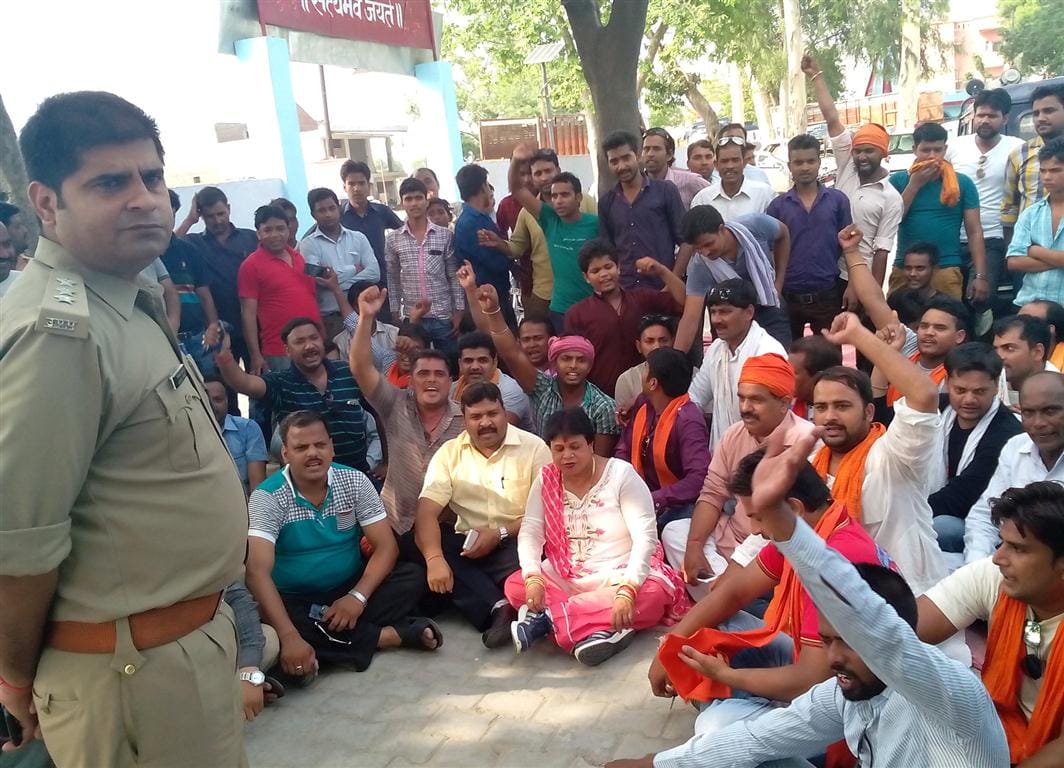 Love story created a mutiny at the police station on Harduaganj