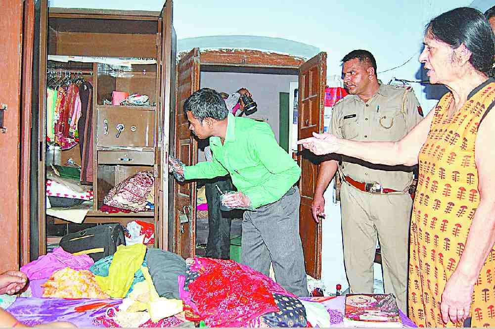loot in doctors hose in meerut