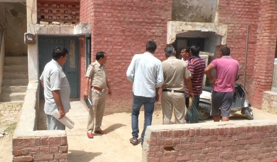 dispute of mobile, policeman husband attempted to kill wife and child