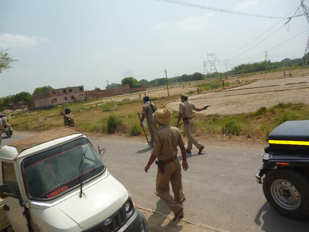 eleven injured in villagers and police fight