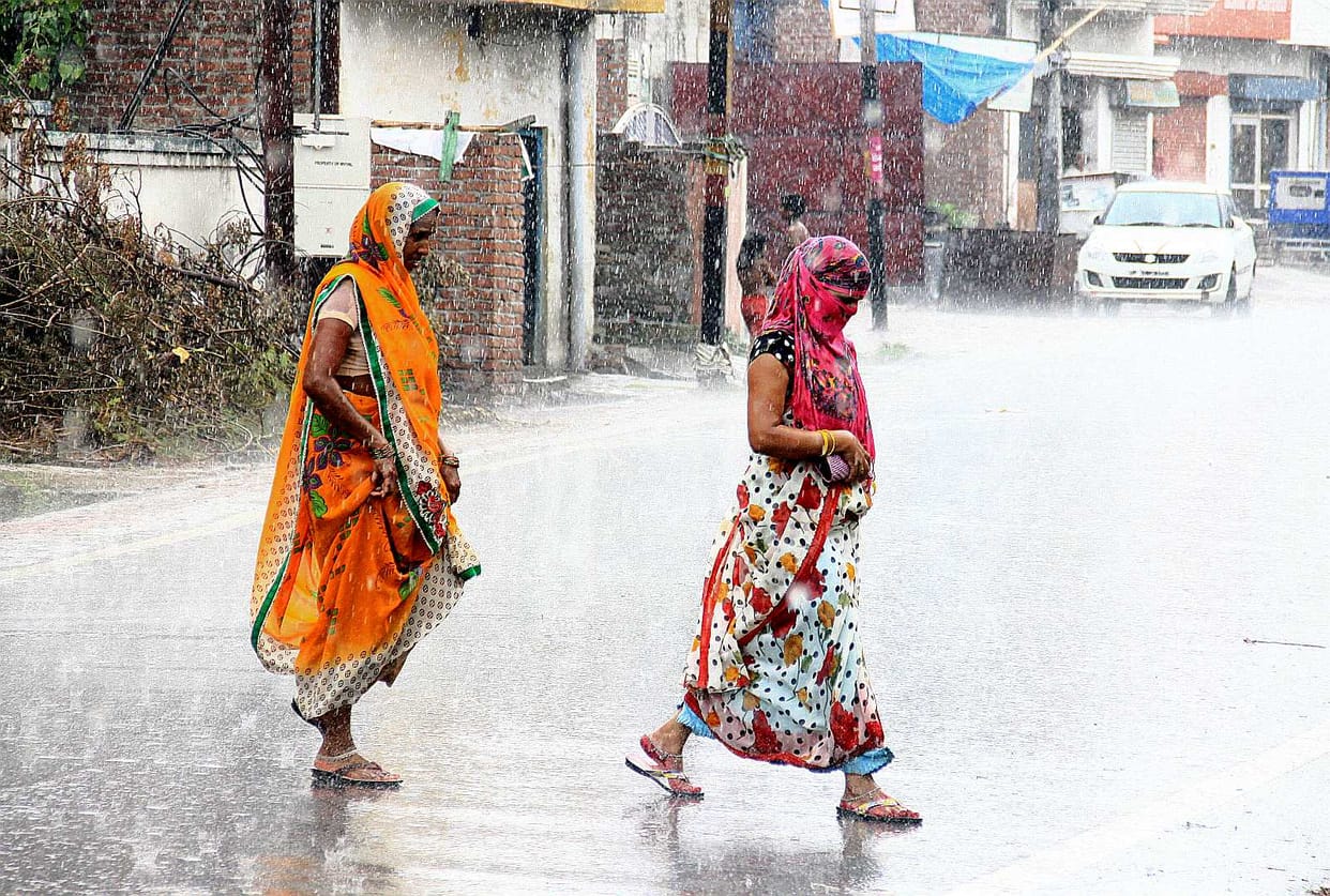 Half the city was in the middle of the sun Rain , heat relief