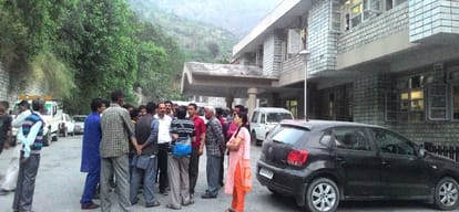 Negligency case at Khaneri hospital, protest after patient death.