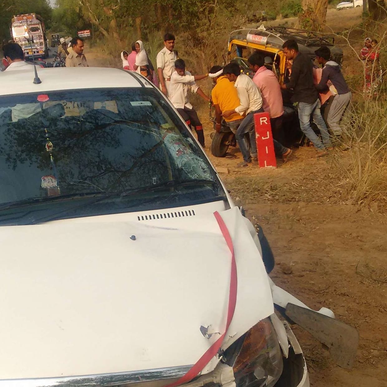  Two people died in car - auto brushes