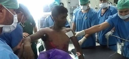 The young man's body was hanging over the back of the Sriye hours, doctors removed by surgery