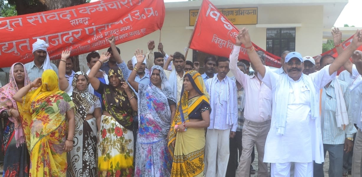 bijalee karmachaariyon ne nikaala juloos