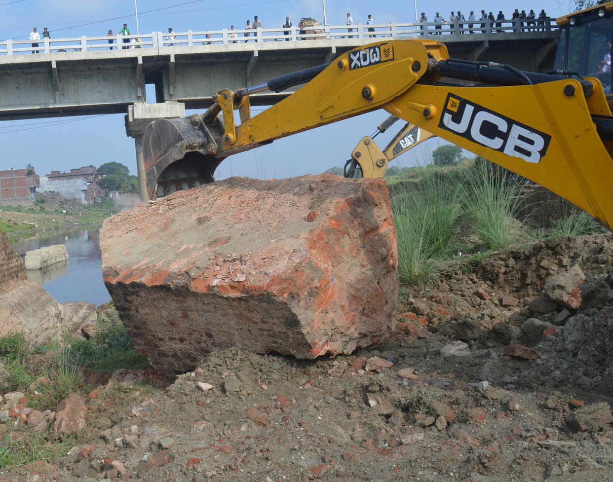 The debris of the bridge of the campaign intensified