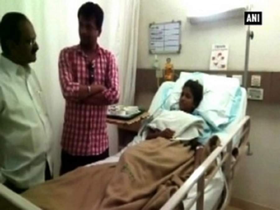 महिला को ट्रेन से फेंका