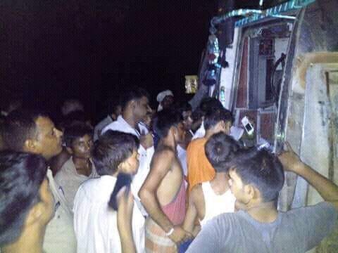 one man and 15 animal died in truck accident