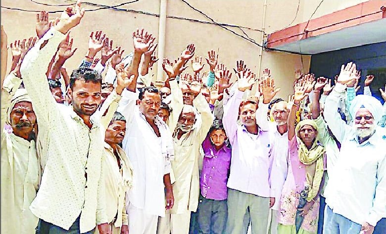 villagers protest at Tehsil on occupied land