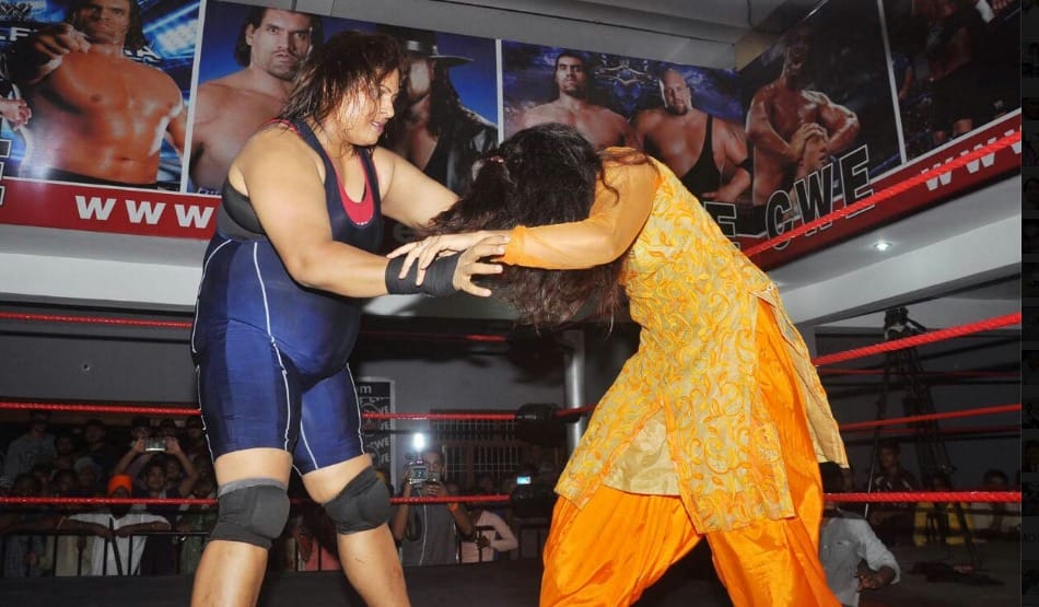 wwe fighting and Revenge between the great khali Disciple lady wrestler bibi bulbul and kavita