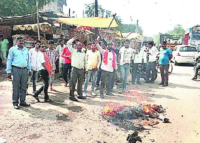Youth burnt effigies of the SP government