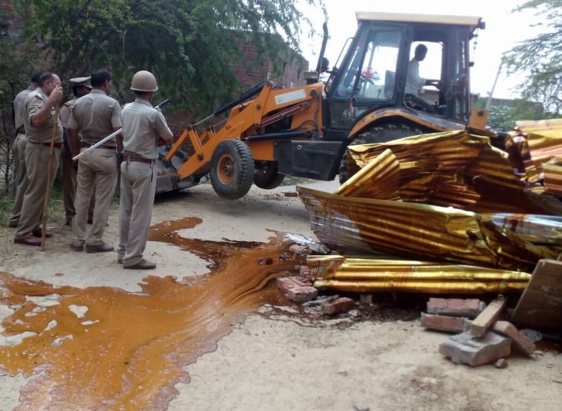 avaidh sharaab kaarobaariyon par pulis ka shikanja