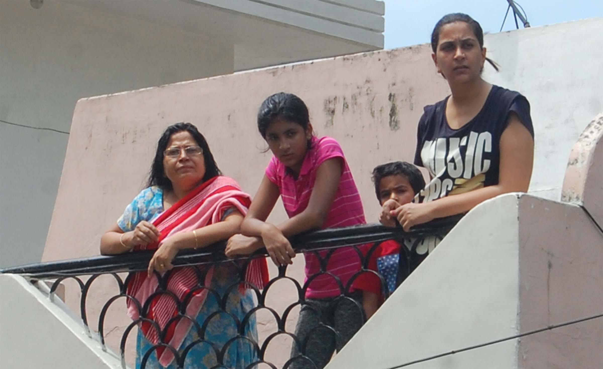 brave ayushi saves her family from guldar