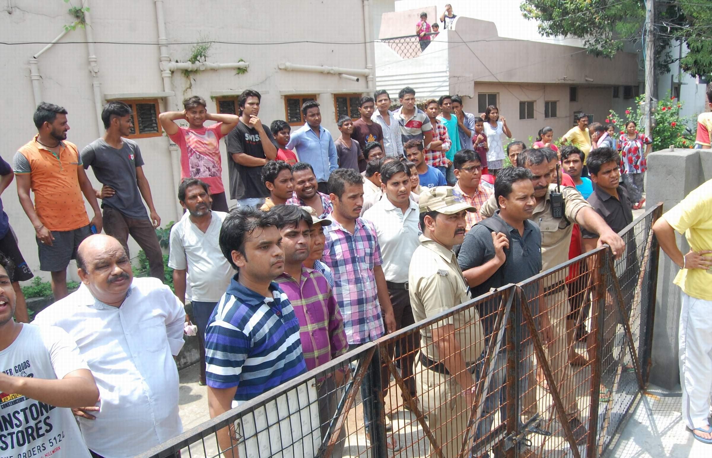 brave ayushi saves her family from guldar