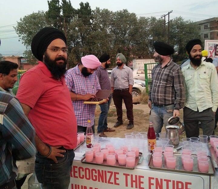Sikh community organizing ROADSIDE IFTAAR in srinagar