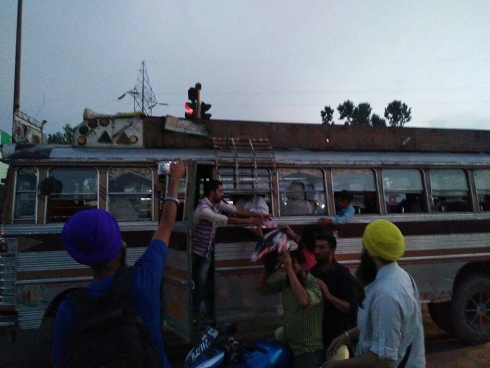 Sikh community organizing ROADSIDE IFTAAR in srinagar