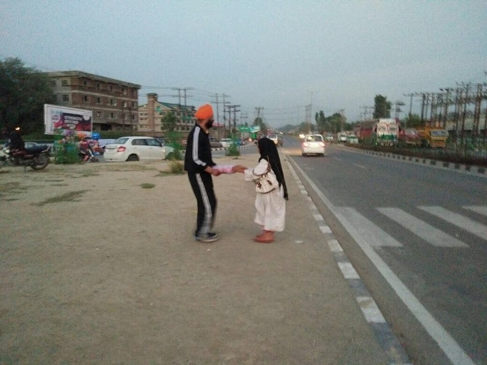 Sikh community organizing ROADSIDE IFTAAR in srinagar