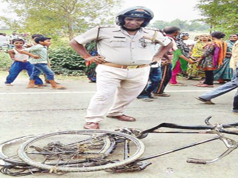 Siblings died after being crushed by a truck in Fatehpur
