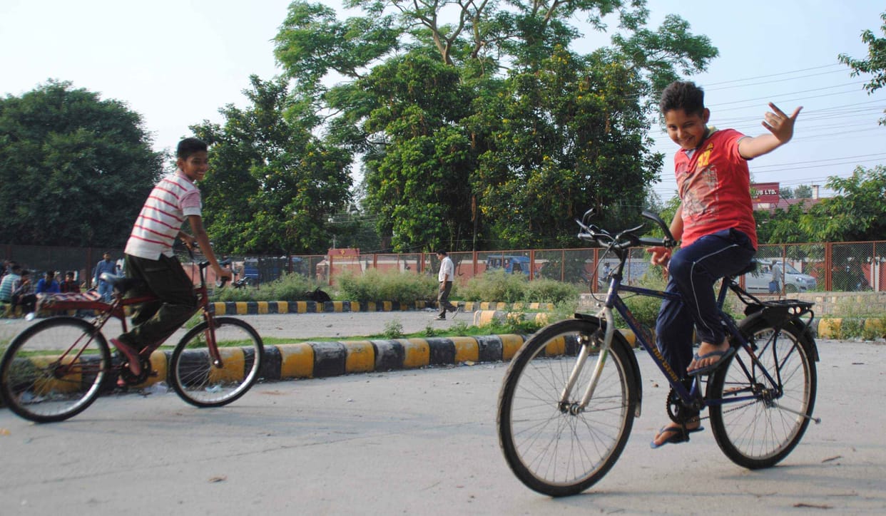 kids doing cycle stunt in dehradun