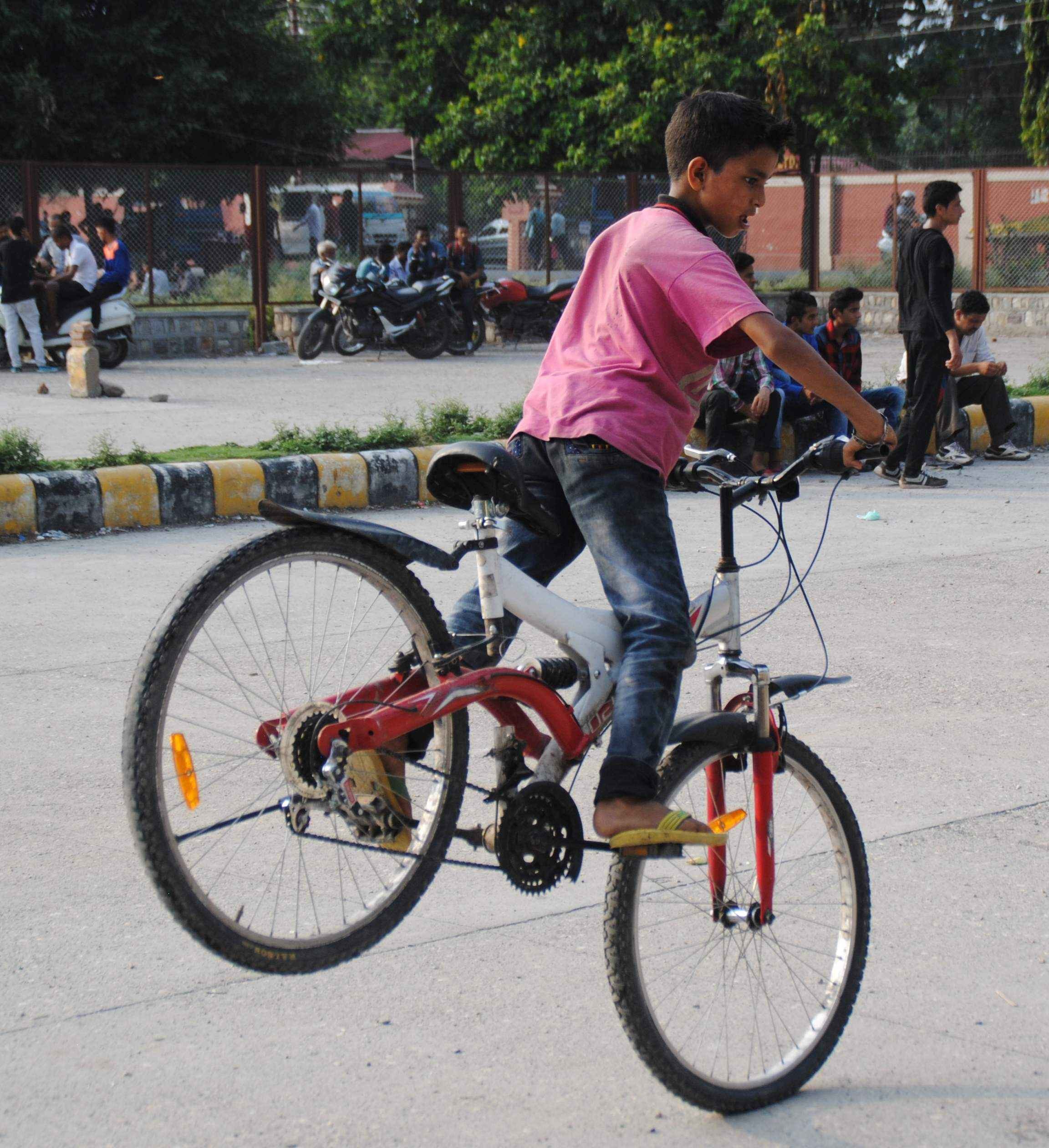 kids doing cycle stunt in dehradun