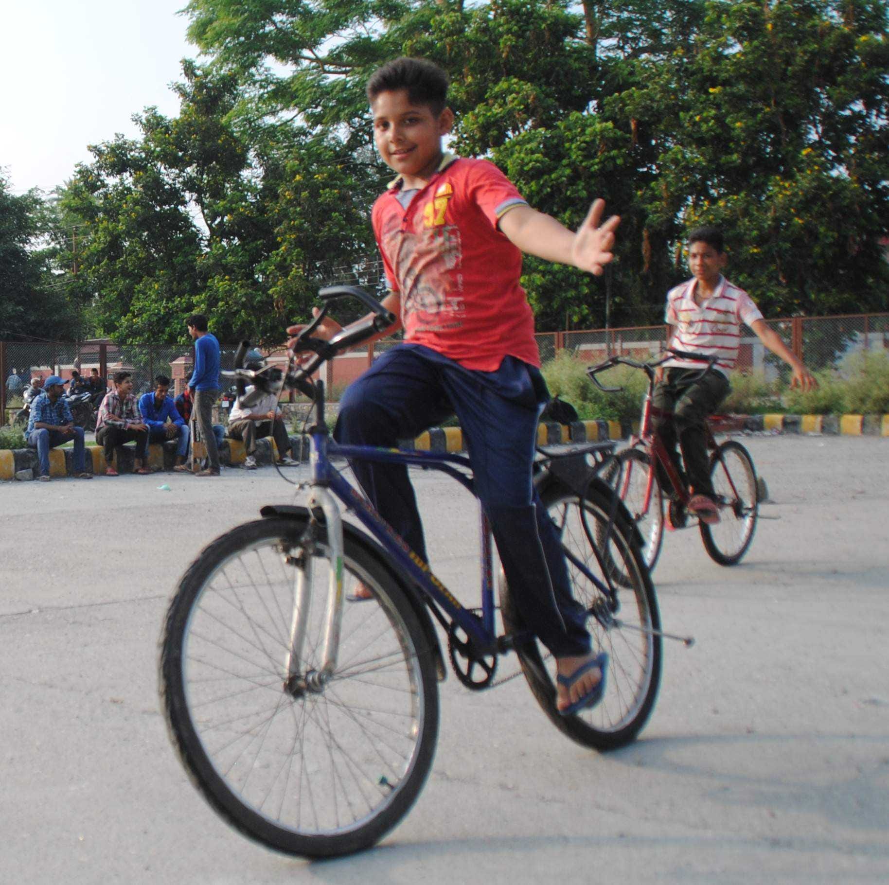 kids doing cycle stunt in dehradun