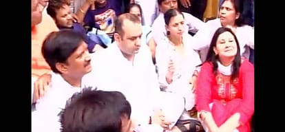 mahesh giri on dharna outside kejriwal house