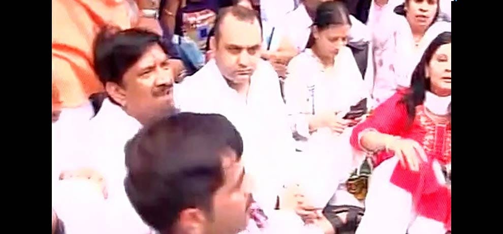 mahesh giri on dharna outside kejriwal house