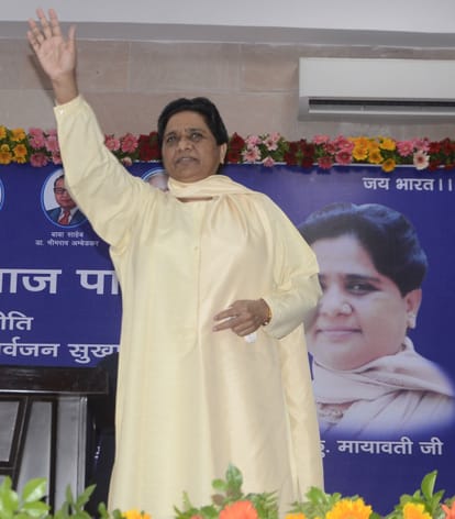 bsp supremo mayawati meets party leaders in lucknow