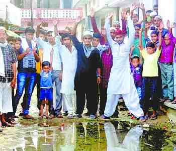Waterlogging on the road, people display