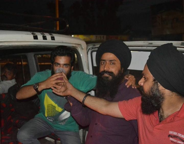 Sikh community organizing ROADSIDE IFTAAR in srinagar
