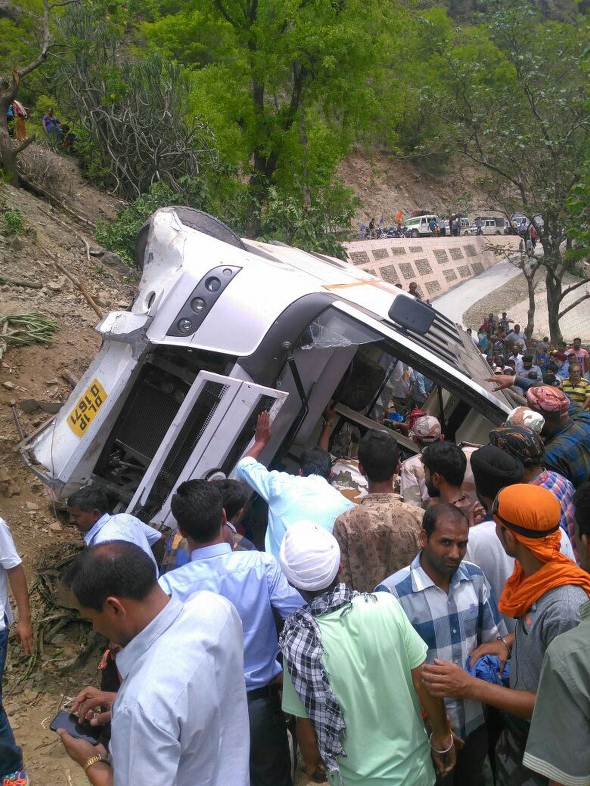 tourist bus met with accident in badrinath highway