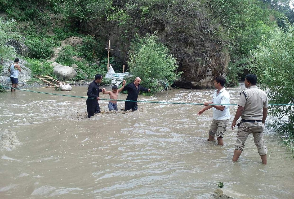 tourists stuck in dehradun guchu pani