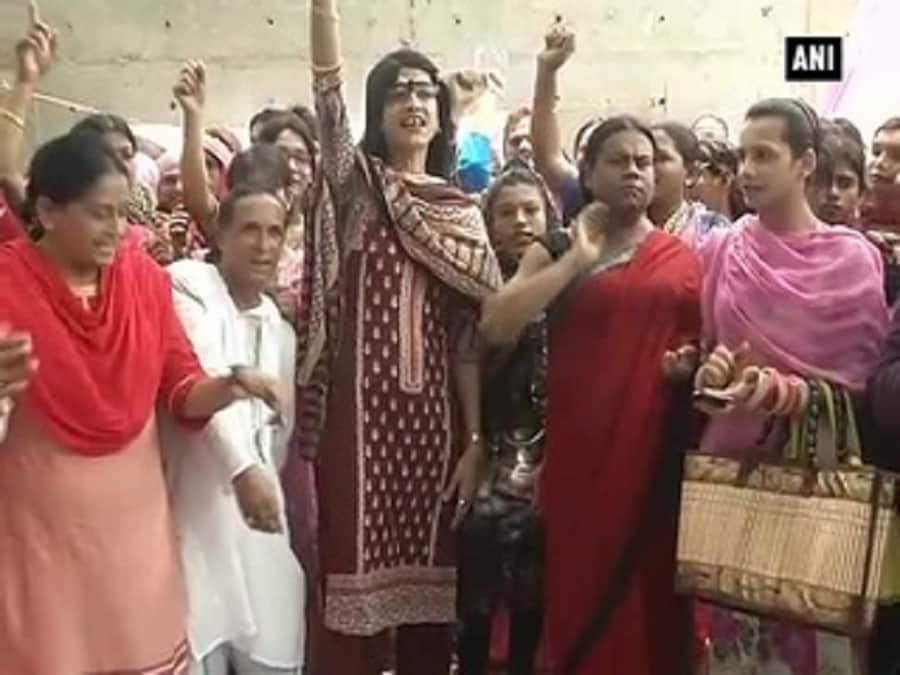 किन्नरों ने किया प्रदर्शन