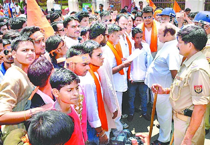 Tried to march on the 128 Sainiks arrested