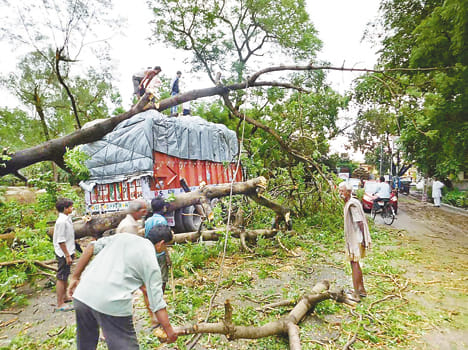 Power to the village from the city, crashed in the rain Aandhi-