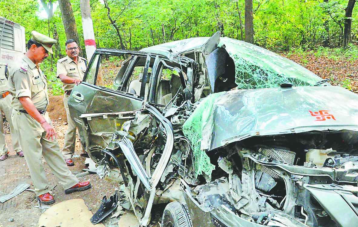 Roadways bus hit the car killed, four injured