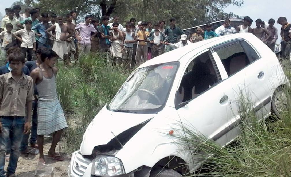 Pickup overturns 12 injured