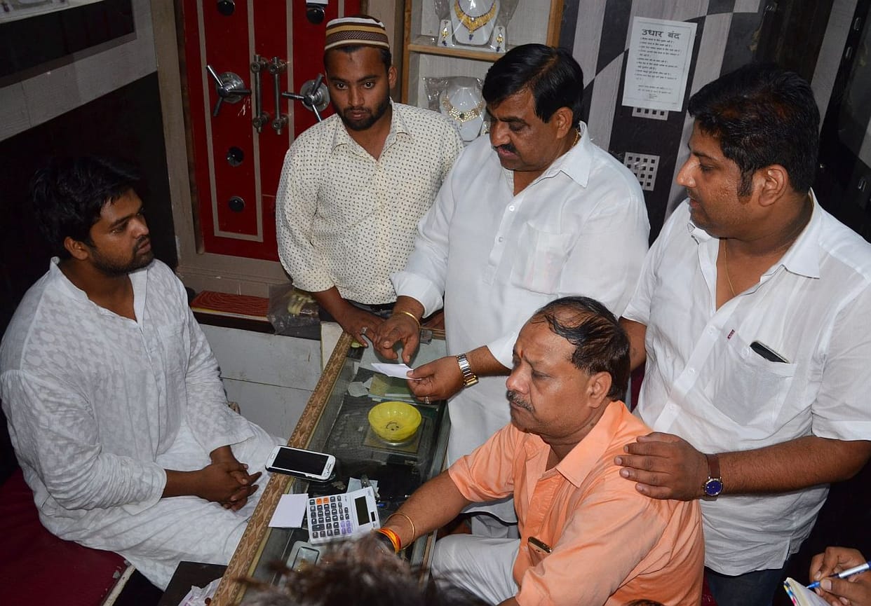 Sarraf jewelery worth five lakh cheated.