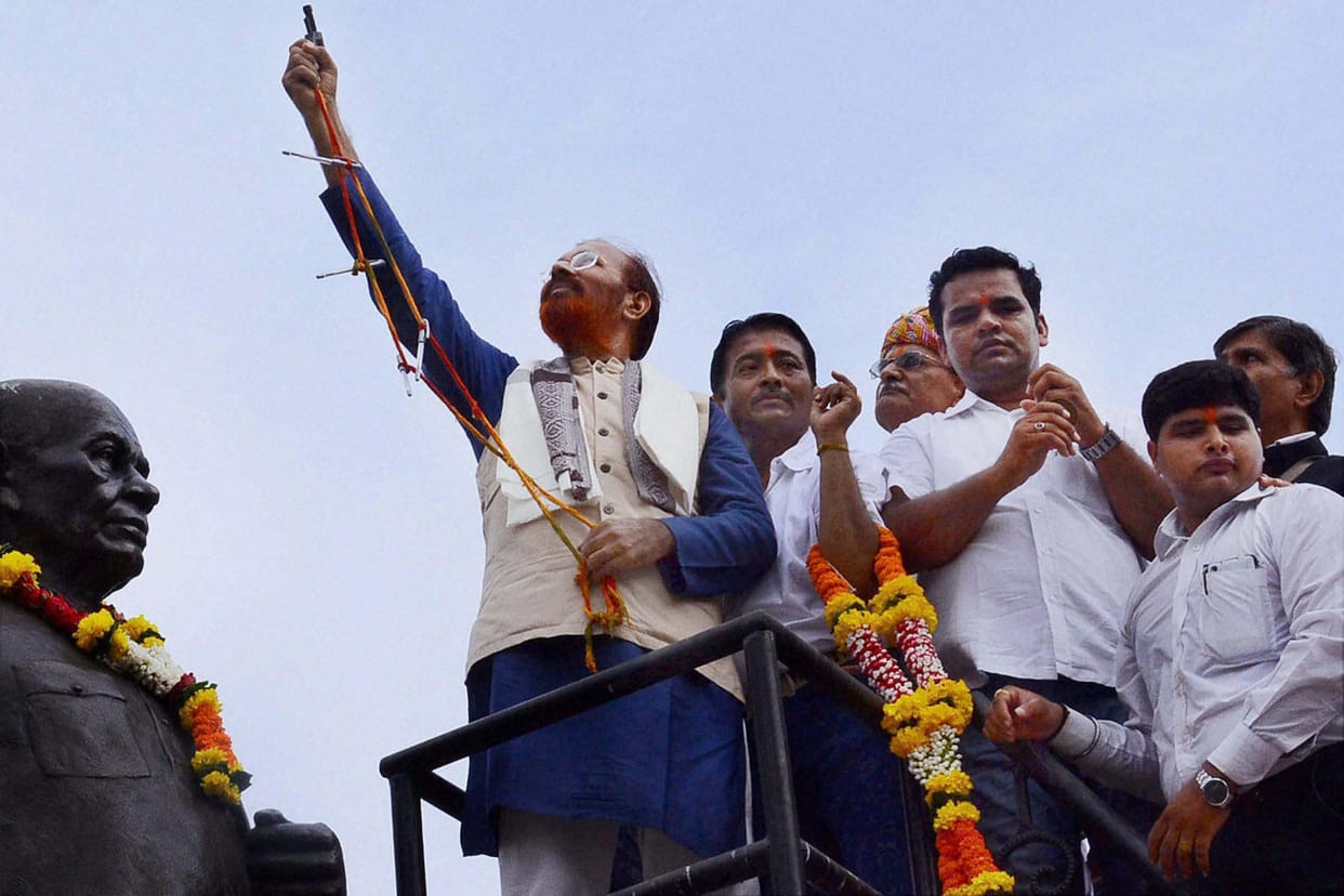 Ex-IPS Vanzara puts garland with toy gun on Sardar Patel's