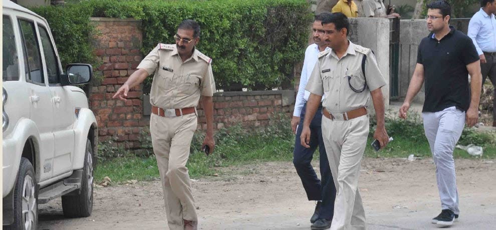 lakhs robbery by shot in broad daylight, fake number plate on the car was