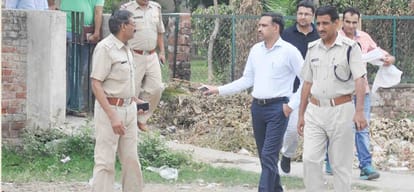 lakhs robbery by shot in broad daylight, fake number plate on the car was