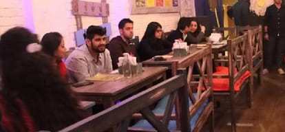 in a Five friends cafe all  waiters are dumb, order understand by code