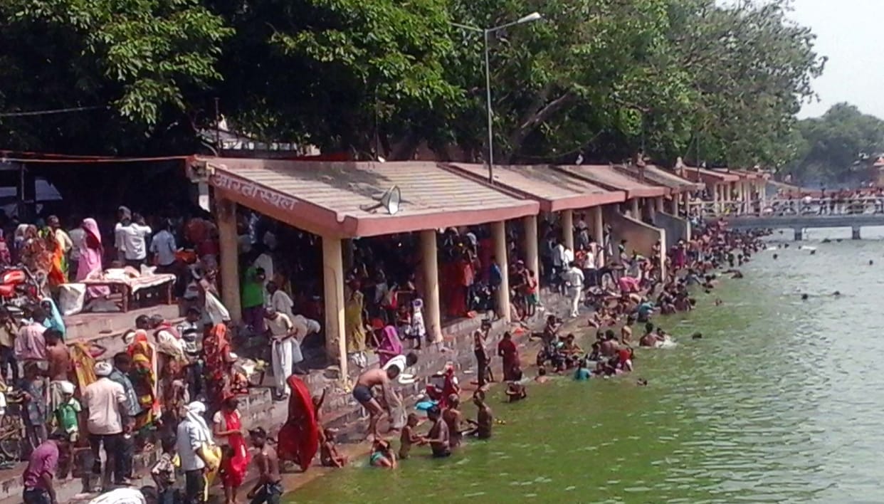 ganga ghaat par lage har-har gange ke jayakaare